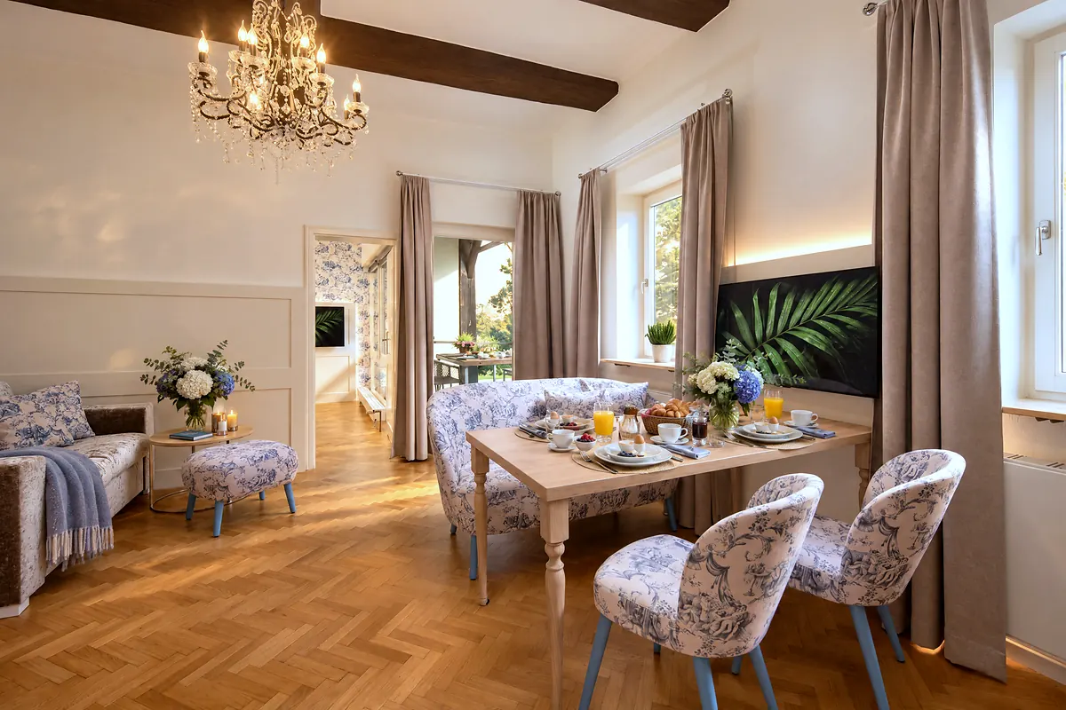 Living area and dining table, 11 Nymphensittich