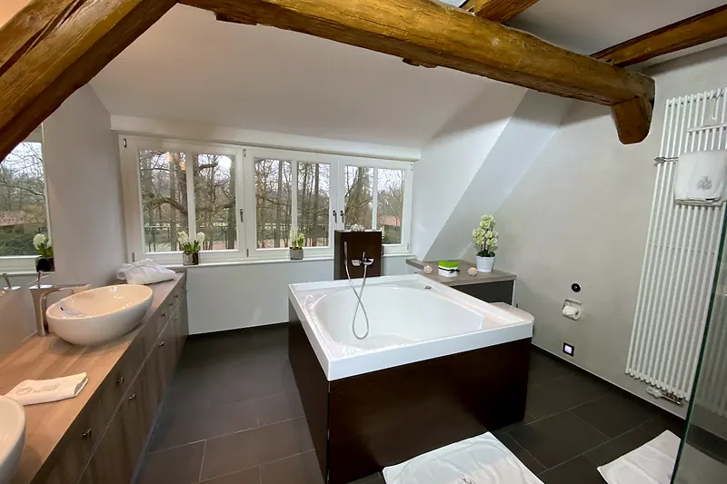 Second bathroom, 12 Kronenkranich