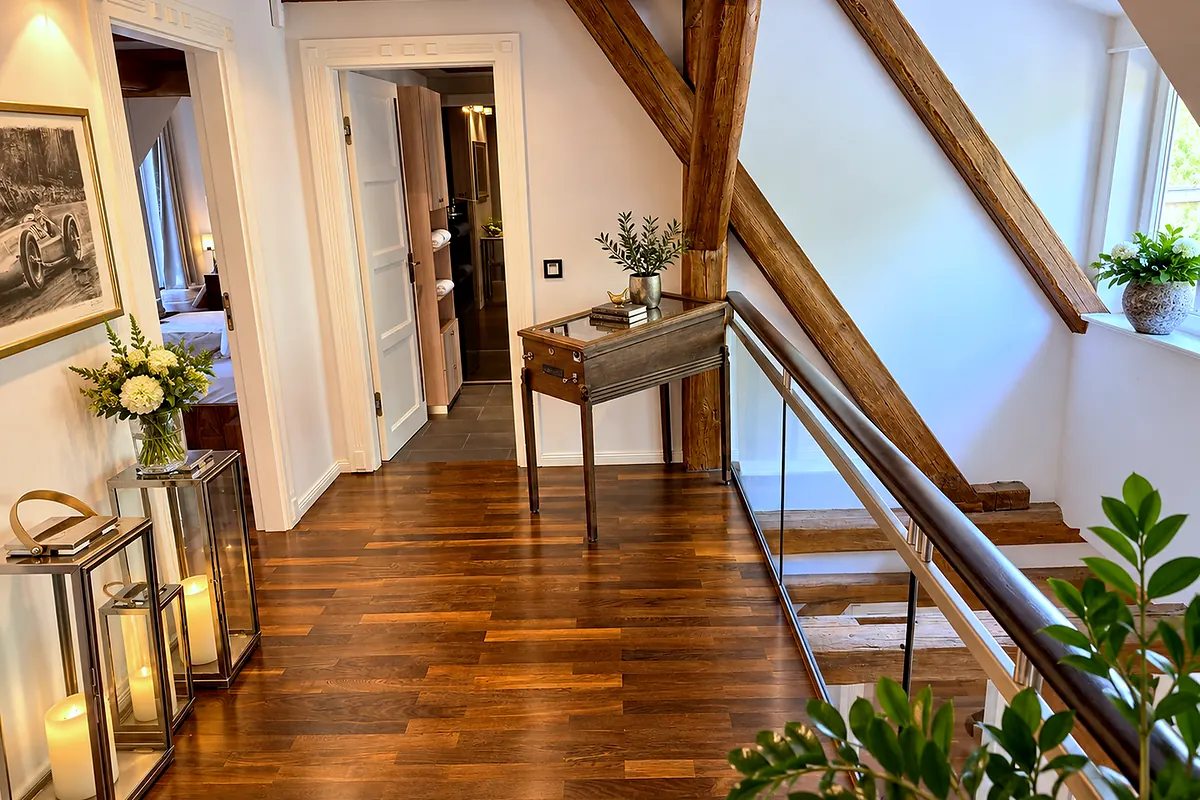 Corridor, second view, 14 Schwarzer Schwan