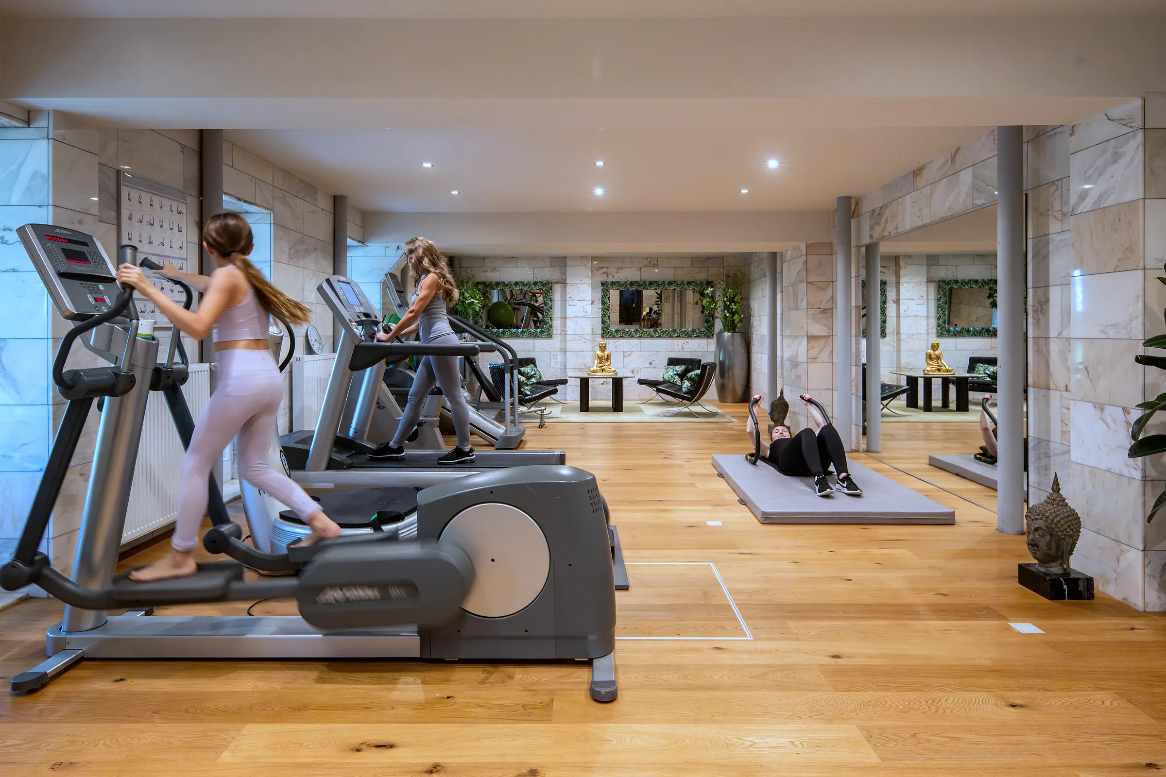 Gäste beim Training im Fitnessraum