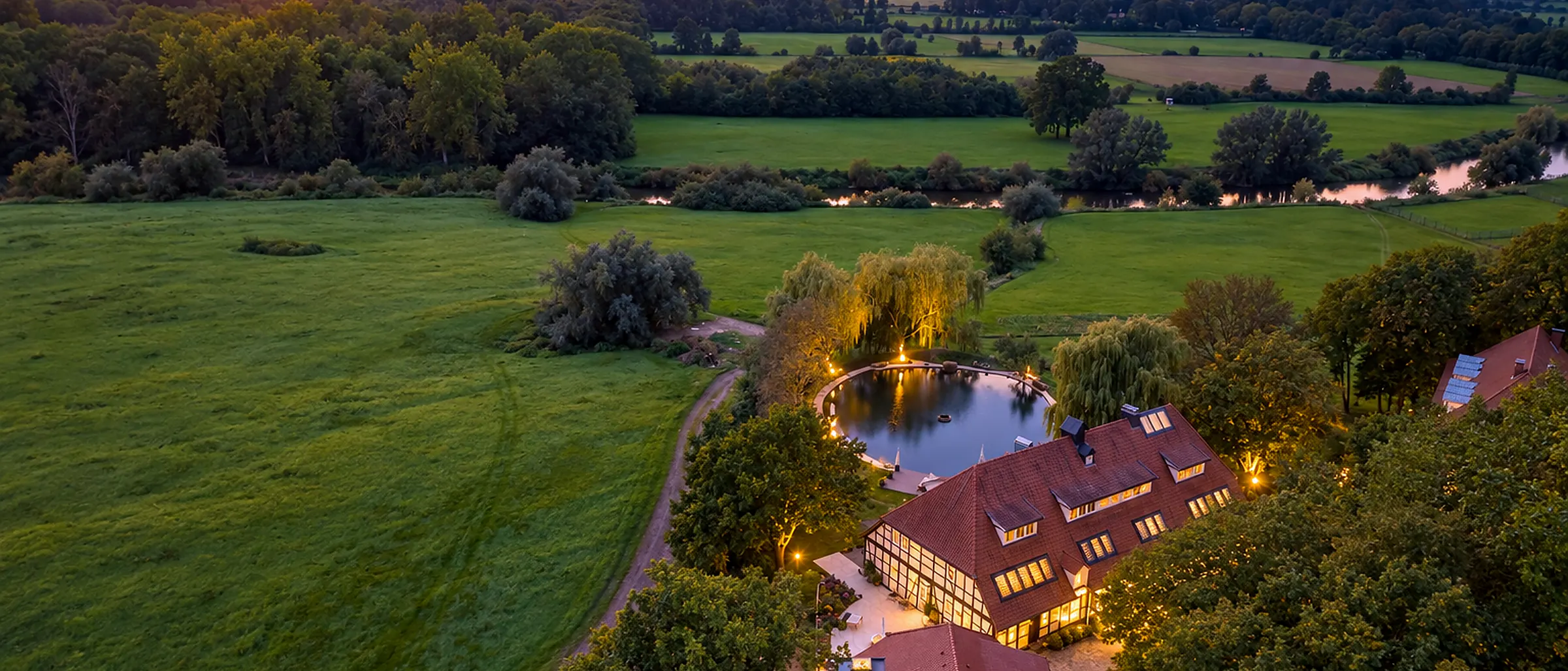 Weite Wiesen und Feldwege um die Schlossresidenz