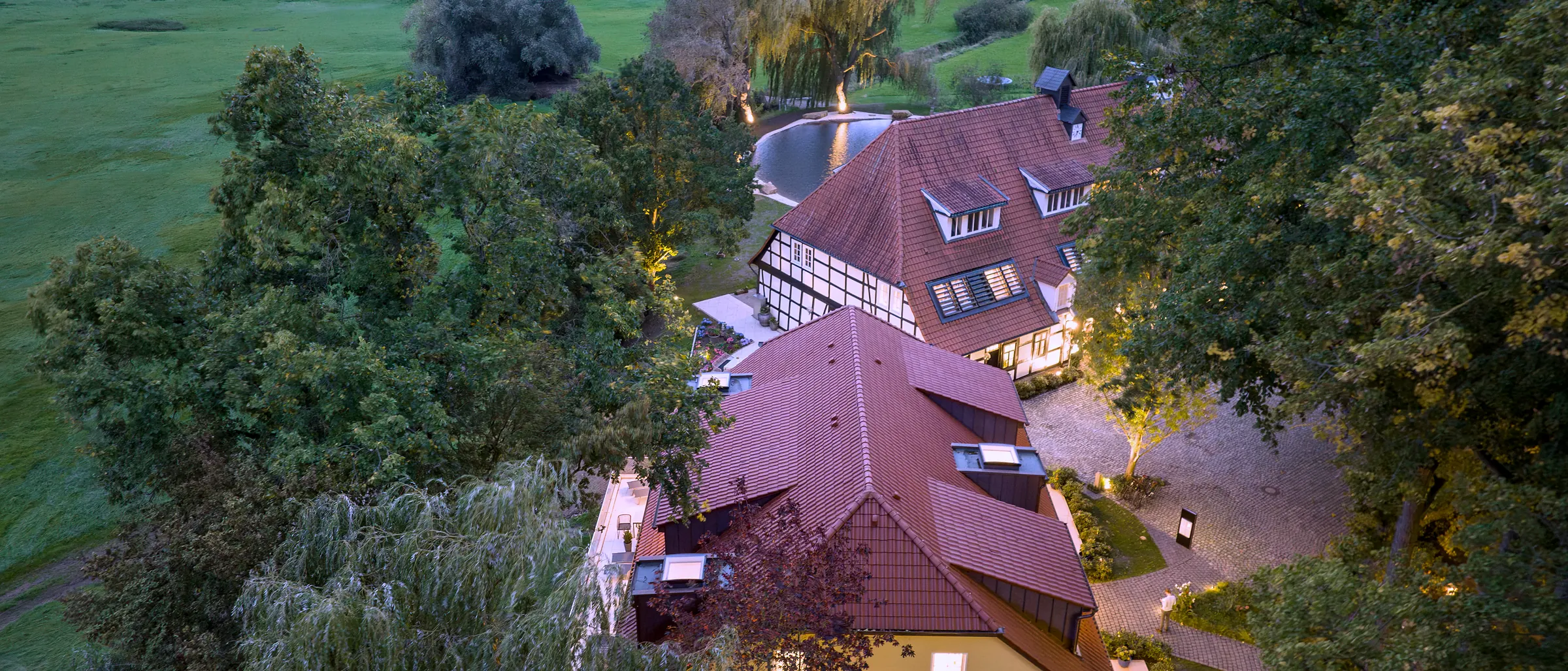 Der Landsitz bei Tageslicht, Wiesen und Wald