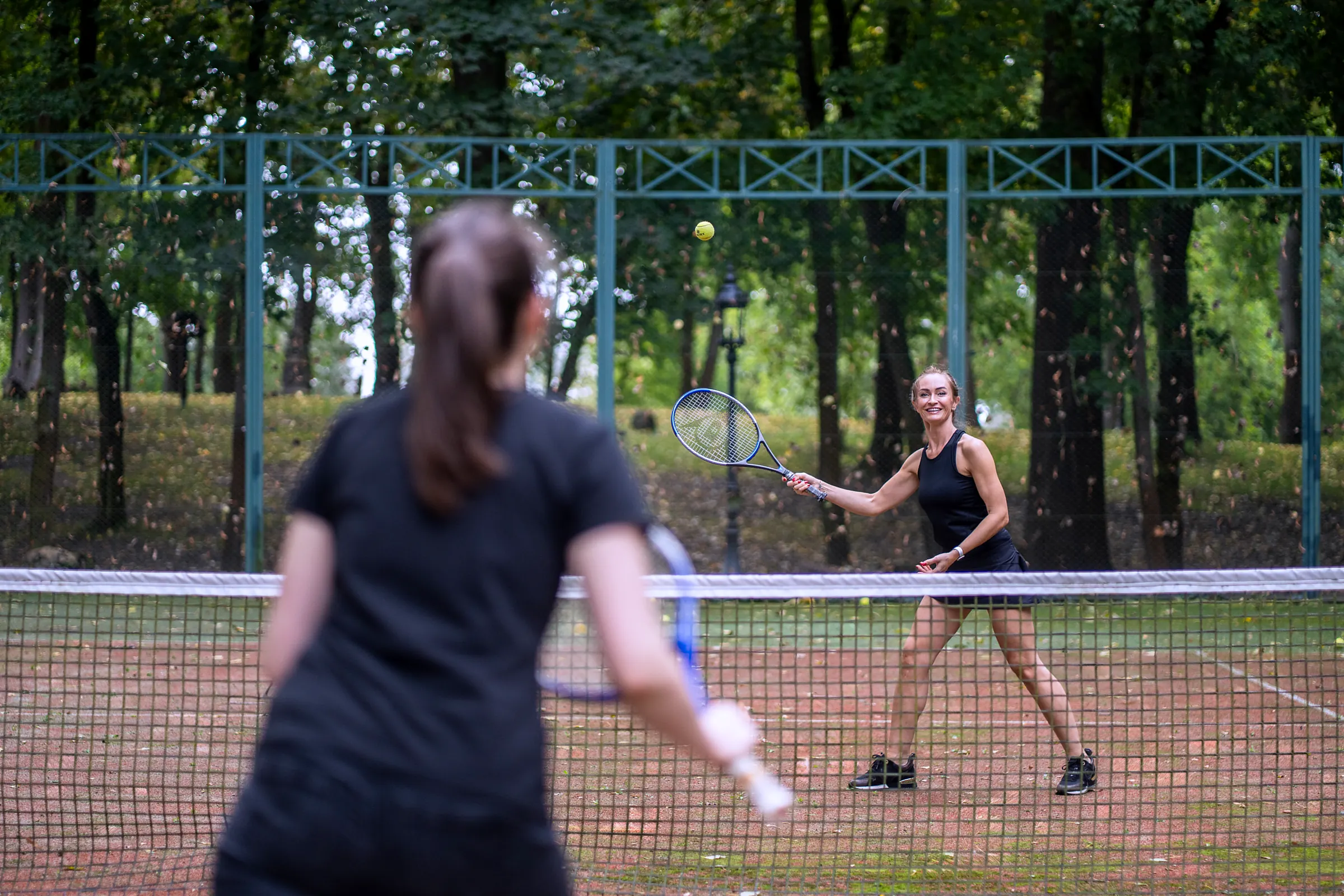 Zwei Spielerinnen auf dem Tennisplatz